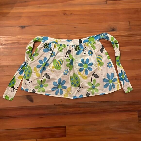 Vintage 1970s Green White Floral Kitchen Apron One Size Pocket Handmade Bee - Picture 3 of 8